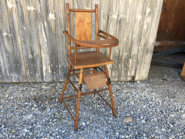 Ancienne chaise à bascule pour enfants en osier rouge tissé