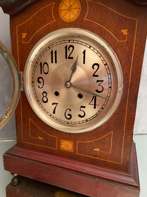 Horloge pendule milieu XXe en acajou noyer à décor marqueté signé Kienzle 9