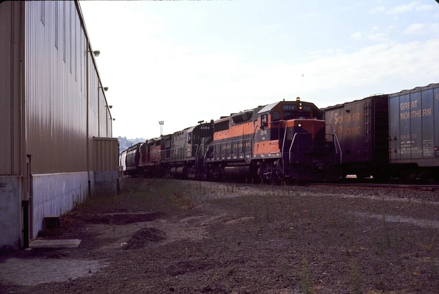 Great Northern (GN/BN) - GP35 - #2514 - Original 35mm Slide.