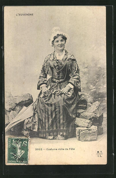 CPA L´Auvergne, Costume riche de Fete