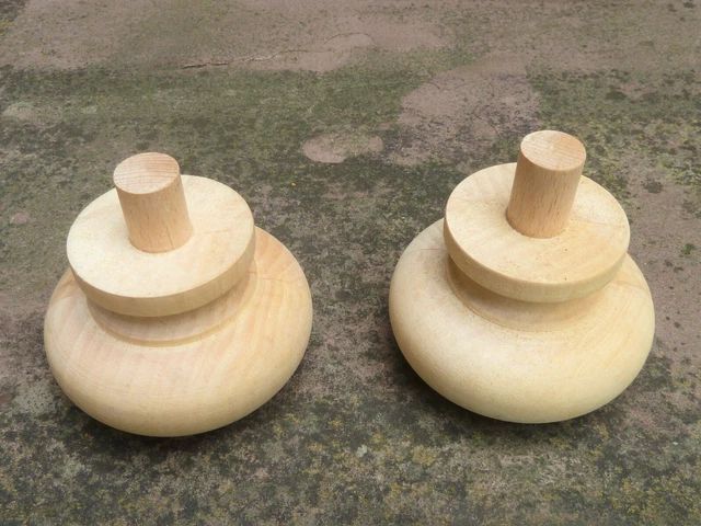 Möbelfüße, nach altem Original gedrechselt.