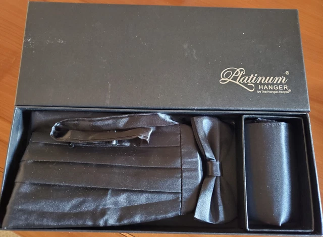 Mens Satin 4 Pleat Cummerbund Bowtie Hanky set, Black, Platinum Hanger NEW