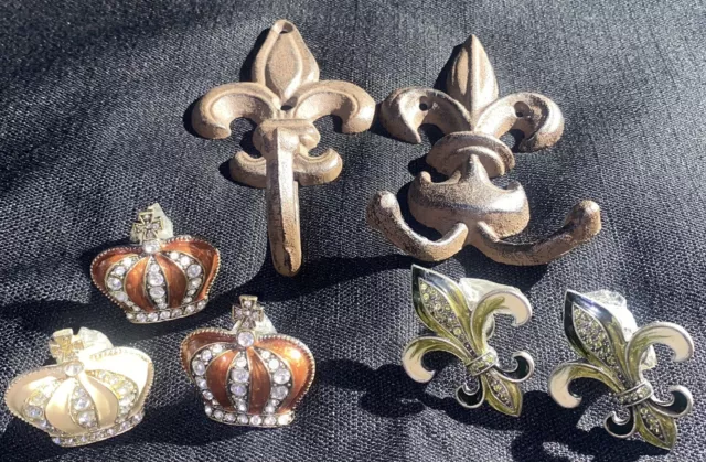 Lot Of 7 Fleur De Lis Wall Hooks Cast Iron Hangers & Enamel Drawer Knobs