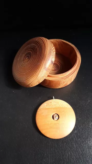 Schmuck, Anhänger aus Holz, Handarbeit, unikat, bewegliche Kugel, mit Holzdose