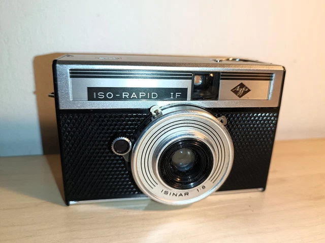 C'è una nuova fotocamera analogica: la Pentax 17
