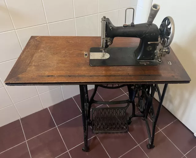 Vintage Antique Treadle Sewing Machine Original retro Cast Iron - works fine