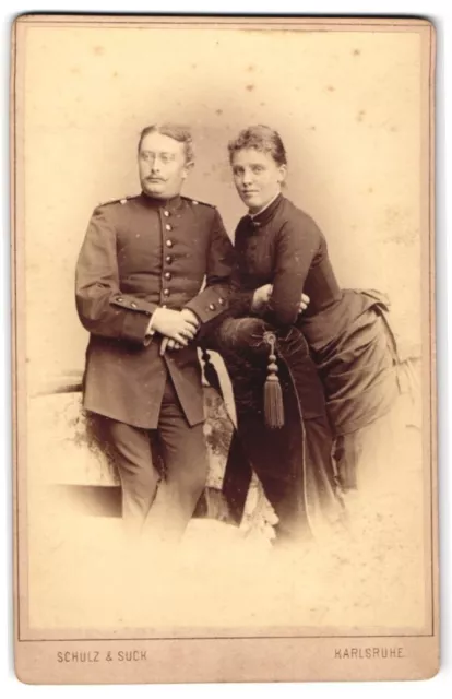 Fotografie Schulz & Suck, Karlsruhe, Kaiserstrasse 223, Offizier in Uniform neb