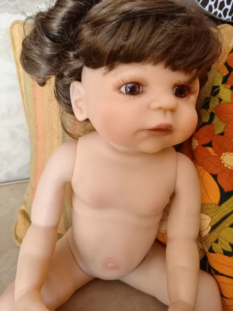 POUPEE 50 CM Elle est brune , elle porte un petit ensemble a fleurs rouge on peu 4