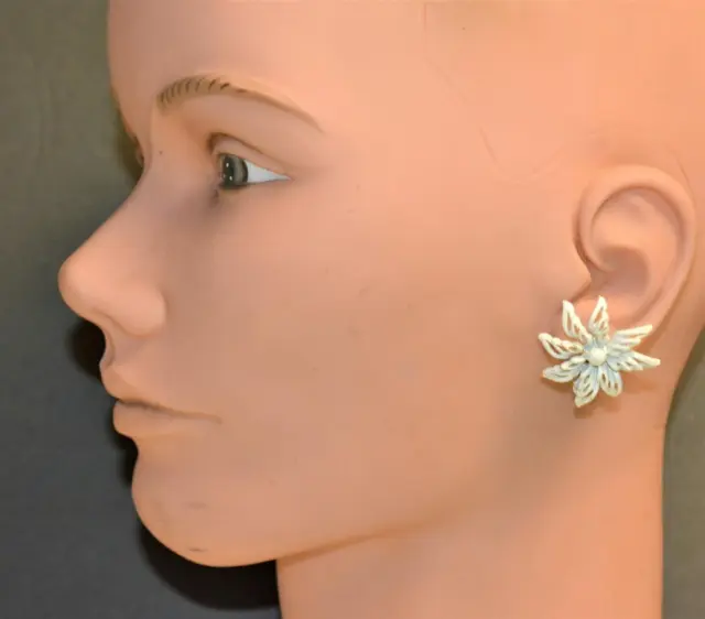Vintage Gestempelt Trifari Crown Weiß Emaille Blume Form Ohrstecker