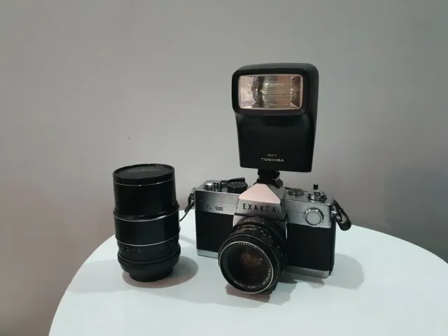 Cámara vintage Exakta TL500 50 mm + lente de 135 mm + flash