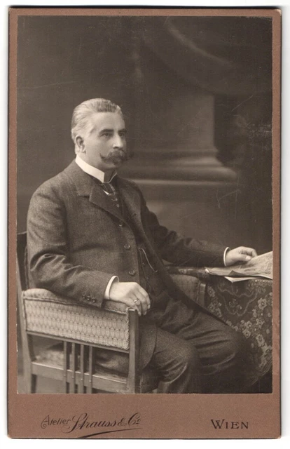 Fotografie Atelier Strauss & Co., Wien, Kohlmarkt 5, älterer Herr im Anzug