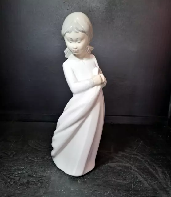 Nao by Lladro Girl figurine (immaculate) From our Lladro collection. Ref 3080