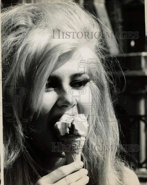 1965 Press Photo Actress Pamela Tiffin enjoys an ice cream cone in Rome.