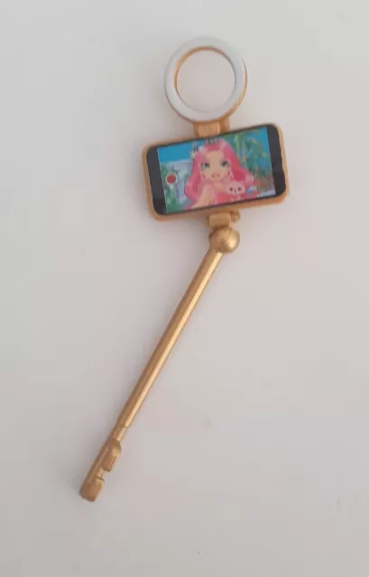 Rainbow High Dolls Clothes. New Friends Pinkly Paige Selfie Stick and Phone NEW!