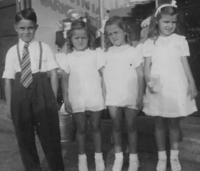 5T Photograph Group Portrait Girls Boy Kids Twins Family Photo 1940-50's