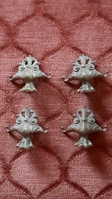 4 Bronzebeschläge, Füßchen auf Möbeln, Original, 19. Jahrhundert, antik