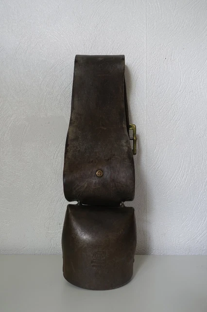 Très Ancienne Cloche De Vache Et Collier Cuir Devouassoud - Antiquité France