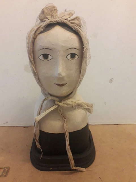 POUPEE DE COLLECTION ANCIENNE ROUMAINE DE 20 CMS SUR SON SOC Flixecourt