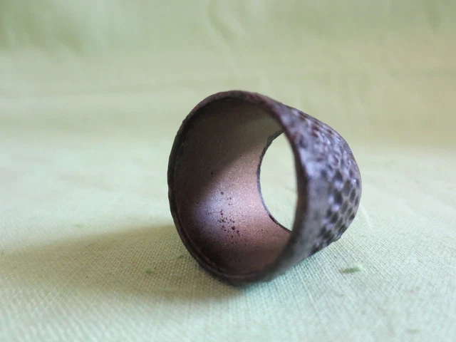 V2-20)   Fingerhut, Bronze, Eisen,