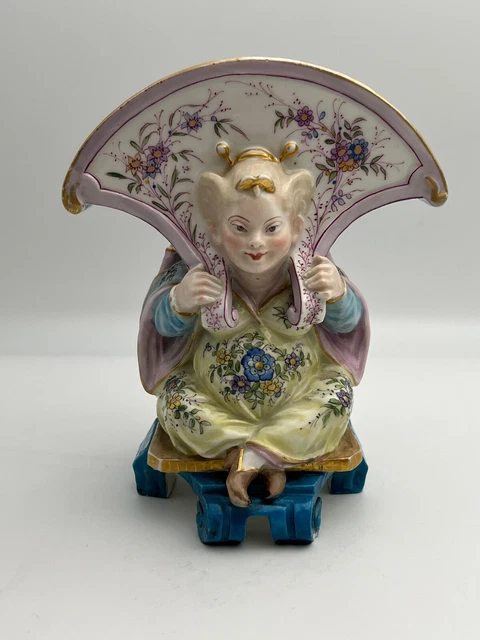 vase groupe en porcelaine polychrome.
