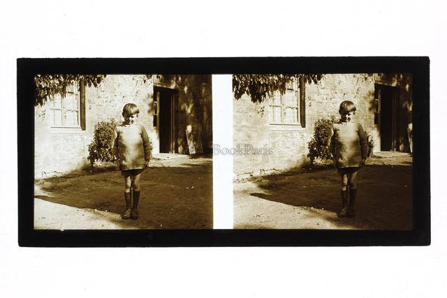 Garçon dans une cour France Photo Stereo Plaque de verre Vintage c1930