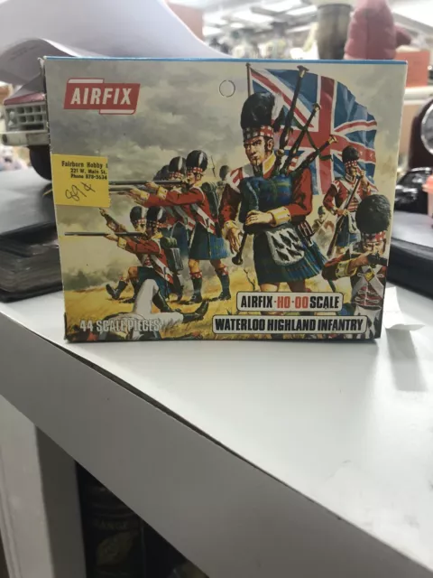 Kit original completo de 48 piezas Airfix Waterloo Highland HO/OO S35