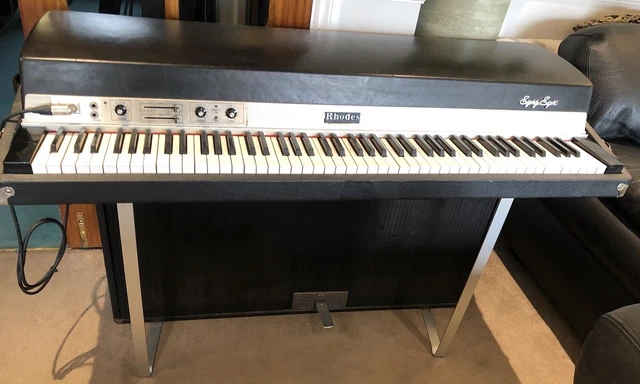 RHODES MK1 Suitcase Piano 88 Note. Vintage Electric Piano Fender