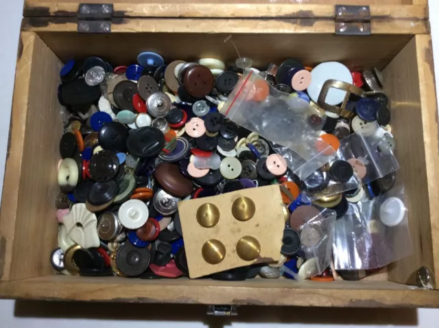vintage gros lot de boutons mercerie couture dans un coffre en bois