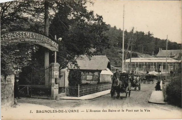 CPA BAGNOLES-de-l'ORNE L'Avenue des Bains et le Pont sur la Vée (150982)