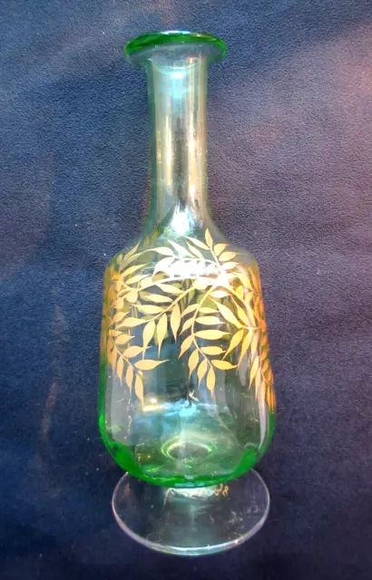 Carafe en verre vert transparent sur piédouche, émaillée Legras: Feuillage Or