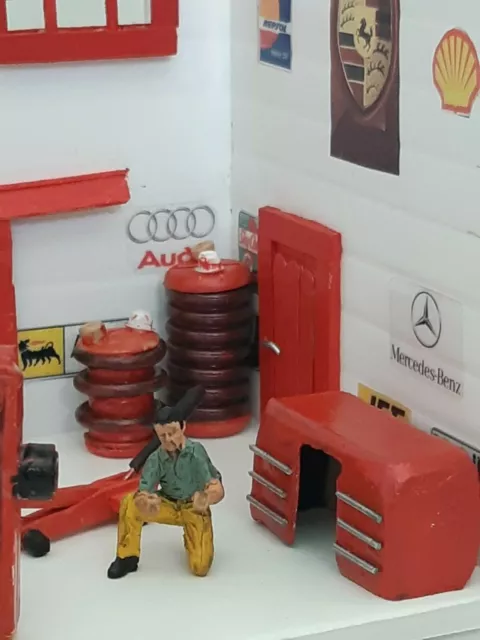 Maquette de garage Diorama1:64, avec 2 murs et accessoires et figurines 2