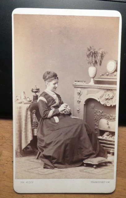 Frau im Reifrock / ca. 1860er Jahre Kulisse CDV Philipp Hoff Frankfurt am Main