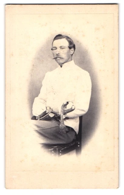 Fotografie unbekannter Fotograf und Ort, K. K. Soldat in Uniform mit Säbel und