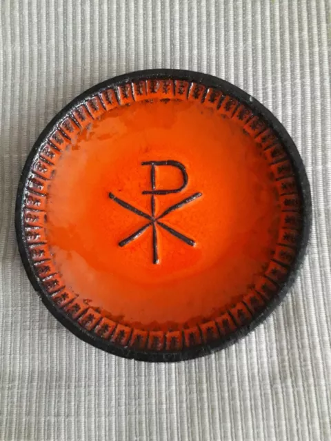 Assiette vintage décorative signée. L'assiette est en grès en très bon état