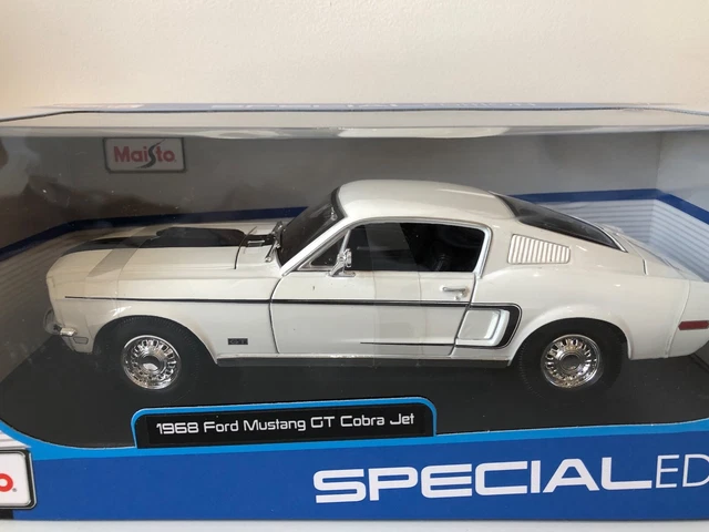 MAISTO 1/18 - FORD MUSTANG GT COBRA 1968 (boîte légèrement abîmée)  BLANC