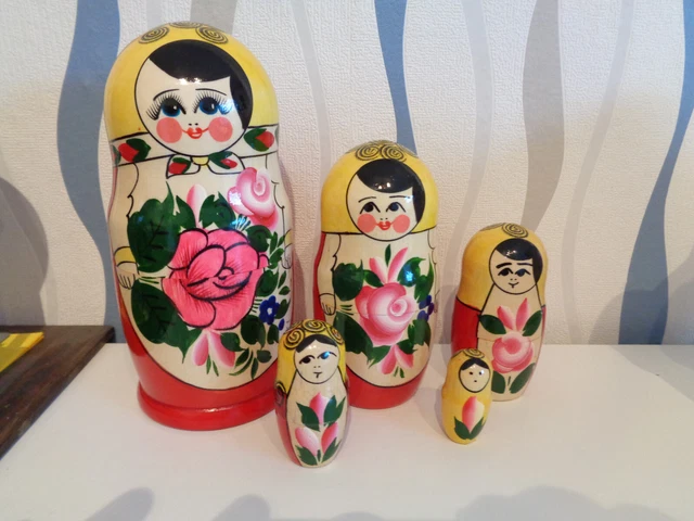 Matroschka Babuschka - russische Puppen mit gelben Tuch, 5er Set