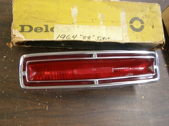 LUNETTE DYNAMIQUE JETSTAR RH Oldsmobile 1964 Olds 88 feu arrière d