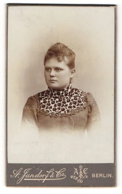 Fotografie A. Jandorf & Co., Berlin, Portrait junge hübsche Dame im modischen K