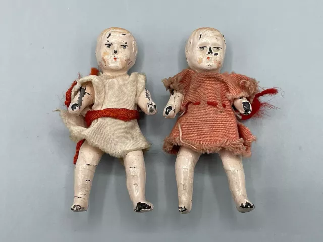 2x Kleines Kriegskind Masse Baby Puppe Puppenstube Zubehör Antik Alt Puppenhaus