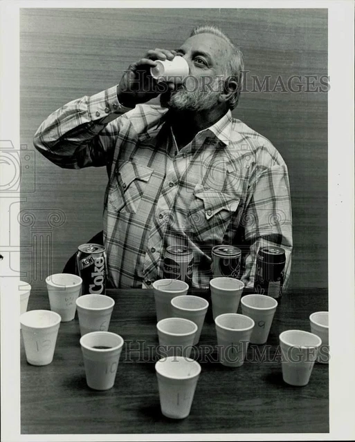 1985 Press Photo Gay Mullins, Coca-Cola taste tester for E. Lacitis, drinks soda