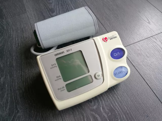Misuratore di pressione da braccio automatico OMRON M5-I blood pressure monitor