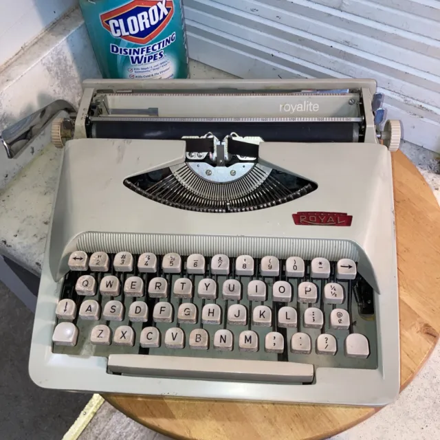 Vintage 1967 Royal Royalite Typewriter Manual Typing Off-White Creme Portable