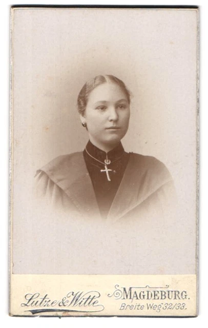 Fotografie Lutze & Witte, Magdeburg, Breite Weg 32-33, Junge Dame mit Kreuzkett