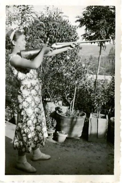 B34 / Old Young Woman Photo With Rifle Rifle / 9 X 6 Cm