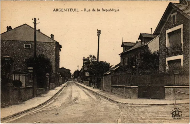 CPA ARGENTEUIL - Rue de la Republique (107772)