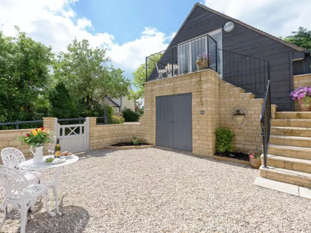 Cotswold Holiday Apartment Monday 8th April 2024 for 4 nights