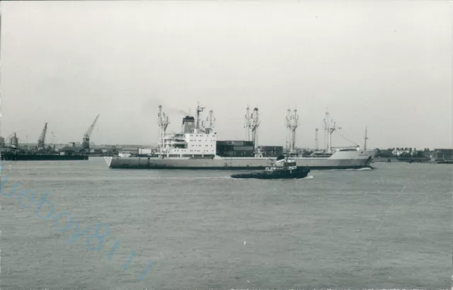 British tug sun XXV & nigerian MV river oshun off gravesend 1989 ship photo