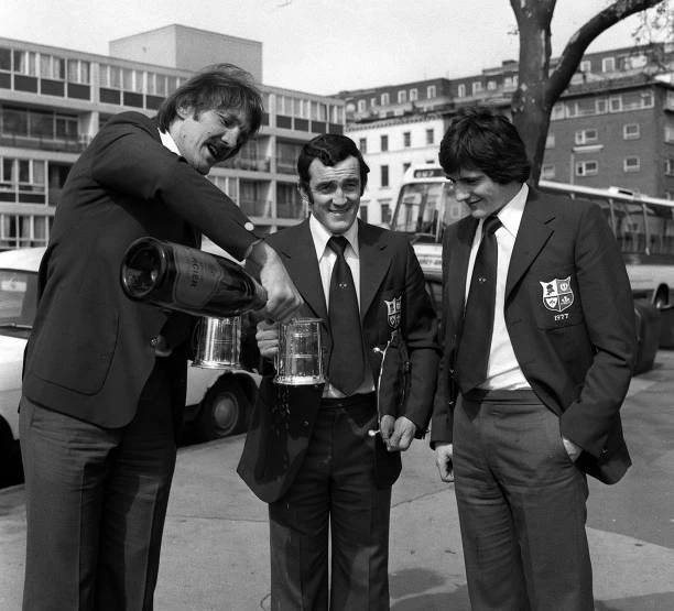 Photo Montée Signée Phil Bennett (Wales Rugby) - Format 16x12 Pouces, Double Montage Noir !