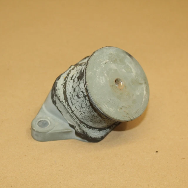 Yamaha 1998-1999 XL760 Engine Motor Mount