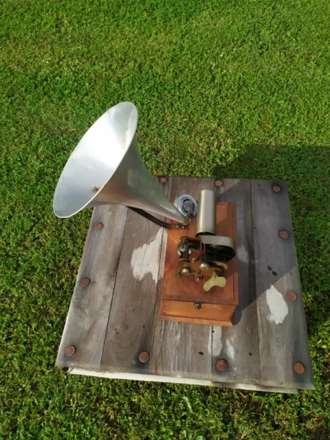 Phonographe  à Cylindre en Bois avec Corné Ancien .